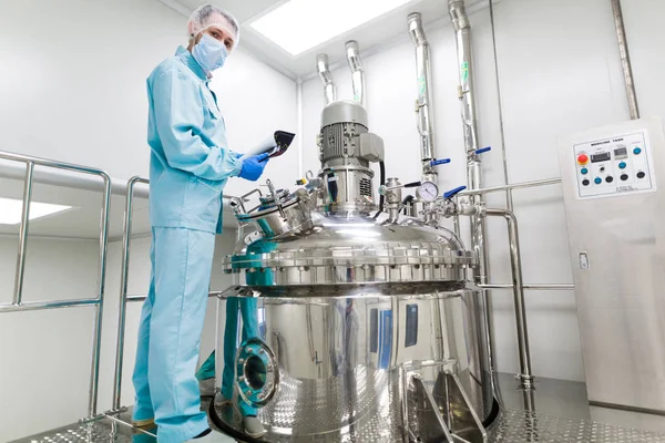 Scientist in checking the readings — Stock Photo, Image