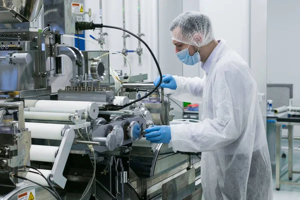 Trabajo científico con la máquina de fabricación — Foto de Stock