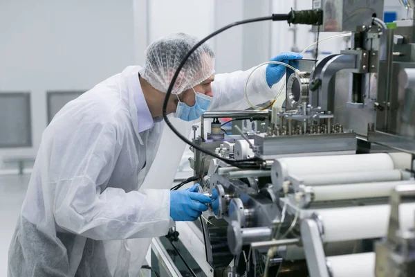 Trabalho do cientista com a máquina de fabricação no laboratório — Fotografia de Stock