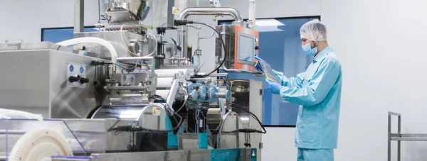 과학자는 샤프트로 기계를 고칠 — 스톡 사진