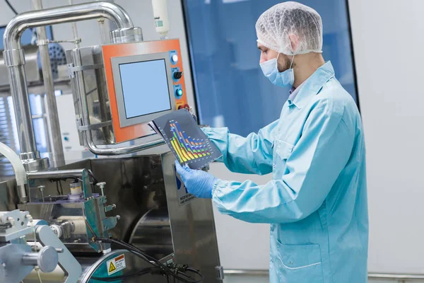 Lavoro scienziato con macchina con alberi — Foto Stock