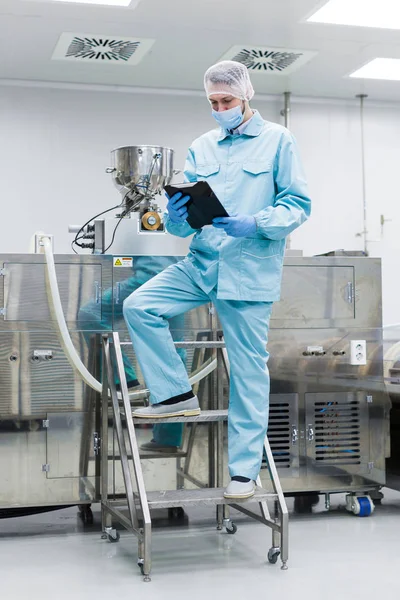 과학자는 사다리에 큰 금속 기계를 사용 — 스톡 사진