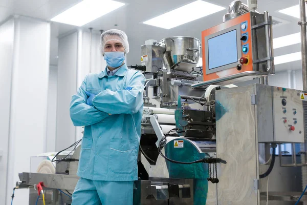 Stand scienziato vicino al pannello di controllo — Foto Stock