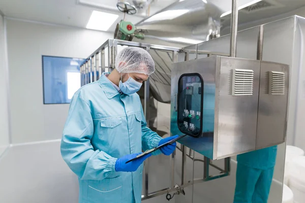 Stand scienziato vicino al pannello di controllo — Foto Stock