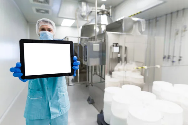 Scienziato mostrano tablet vuoto vicino alla macchina d'acciaio — Foto Stock