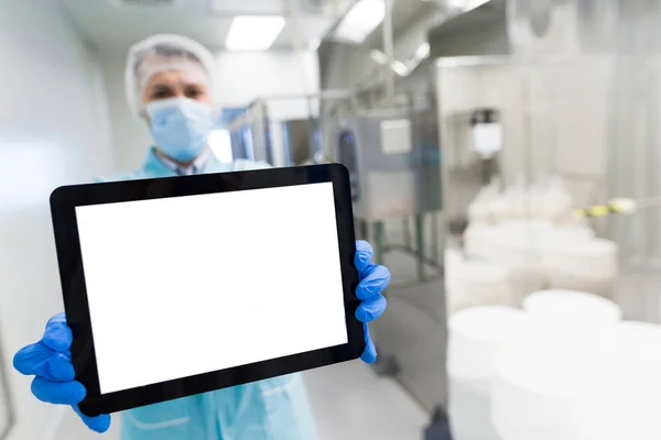 Scienziato mostrano tablet vuoto vicino alla macchina d'acciaio — Foto Stock