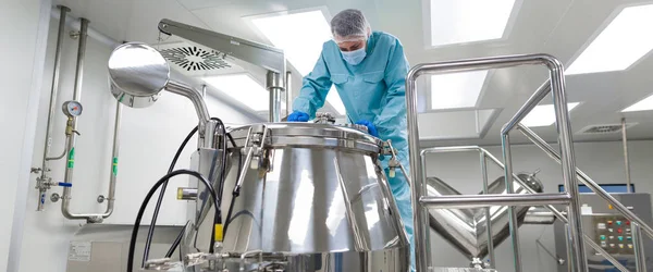 Olhar cientista em tanque de aço em laboratório — Fotografia de Stock