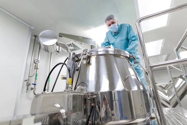 Sguardo scienziato in serbatoio d'acciaio in laboratorio — Foto Stock