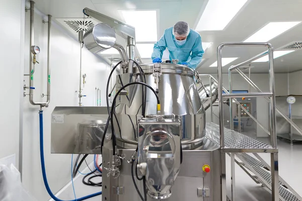 Olhar cientista em tanque de aço em laboratório — Fotografia de Stock