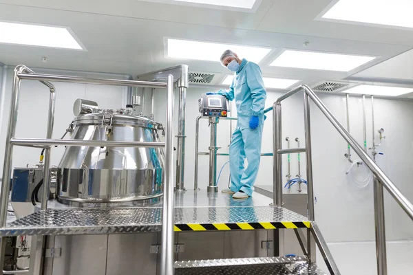 Olhar cientista em tanque de aço em laboratório — Fotografia de Stock