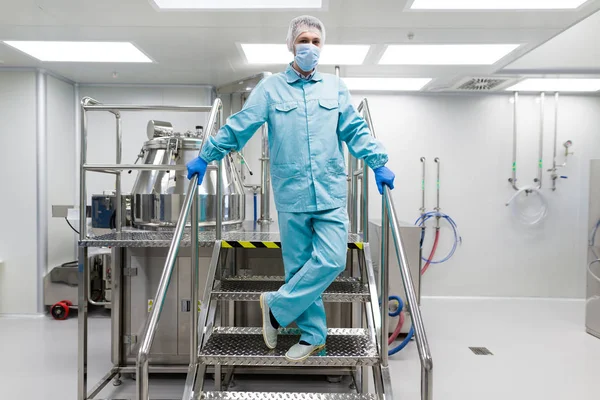 Ученый стоит на металлической лестнице в лаборатории — стоковое фото