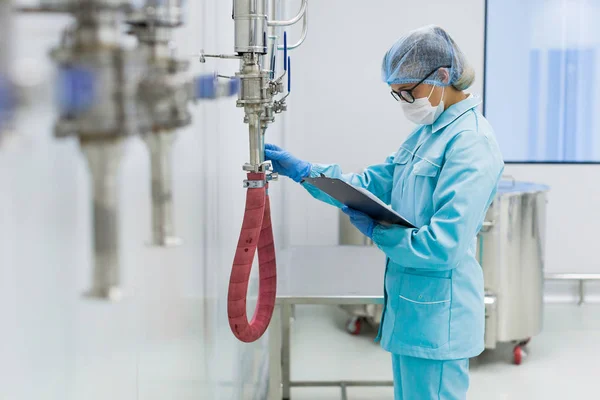 Scienziato sta lavorando con il misuratore di pressione in laboratorio — Foto Stock