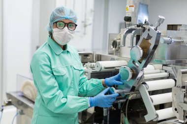 fabrika işçisi tablet ile stand makine