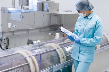 Bilim işçisi notları tablet yapıyor