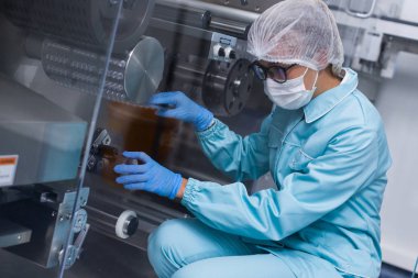 Dizlerinin üstüne oturan ve makine kontrol bilim adamı