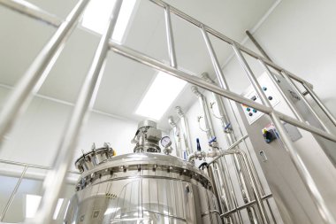 Krom merdiven ve büyük tank resmi