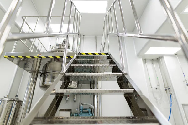 クロムはしごと大きなクリーン ルーム工場画像 — ストック写真