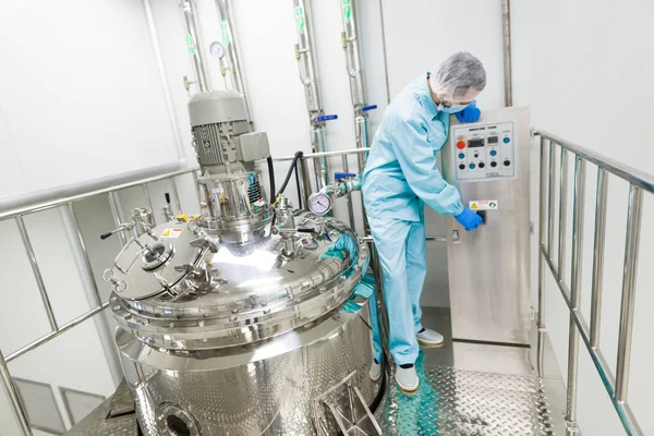 Cientista trabalhando com máquina — Fotografia de Stock