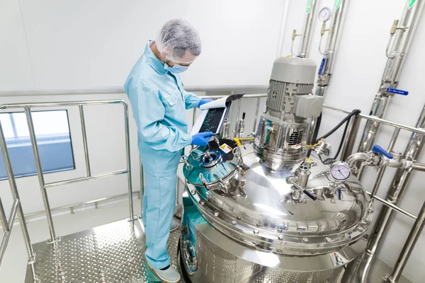 Cientista está trabalhando com tanque — Fotografia de Stock