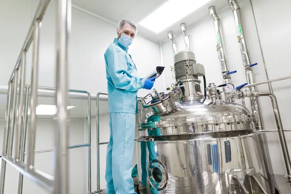 Medical worker is checking the barrel — Stock Photo, Image