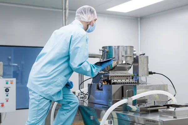 Imagem da planta, trabalhador da fábrica fazendo anotações sobre a máquina — Fotografia de Stock