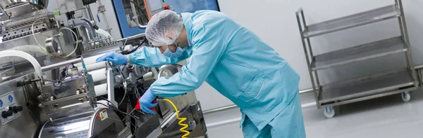 Imagen de pantalla ancha, trabajo del trabajador de fábrica con la máquina, mach de acero — Foto de Stock