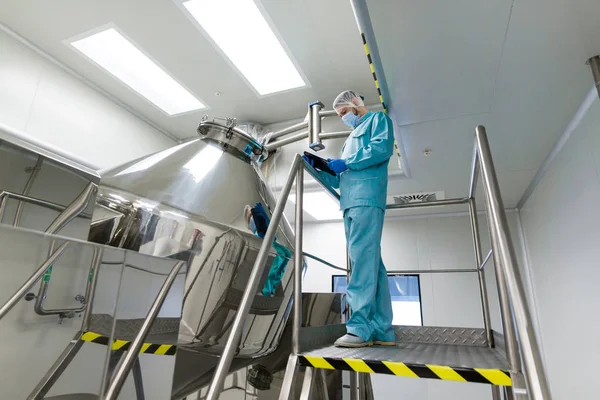 Imagem da planta, cientista está verificando leituras — Fotografia de Stock