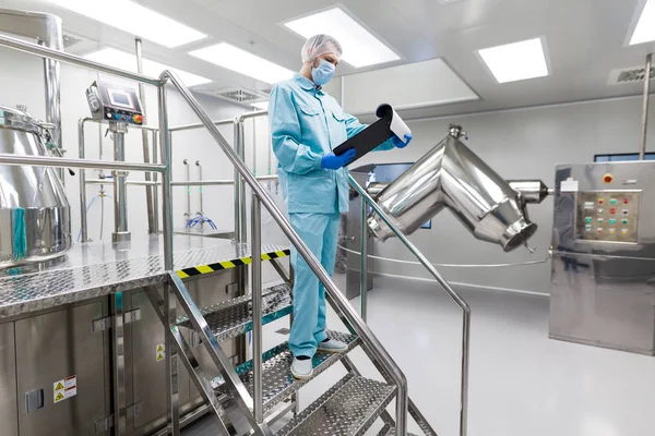 Imagem da planta, cientista está em pé na escada em laboratório, verificando leituras — Fotografia de Stock