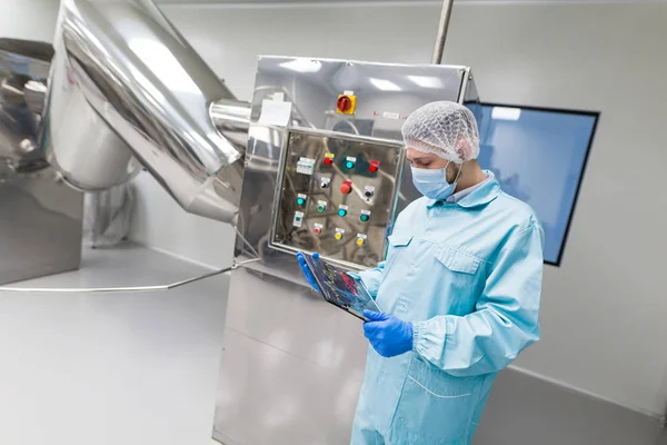 Plant picture, factory worker is checking control panel on machi — Stock Photo, Image