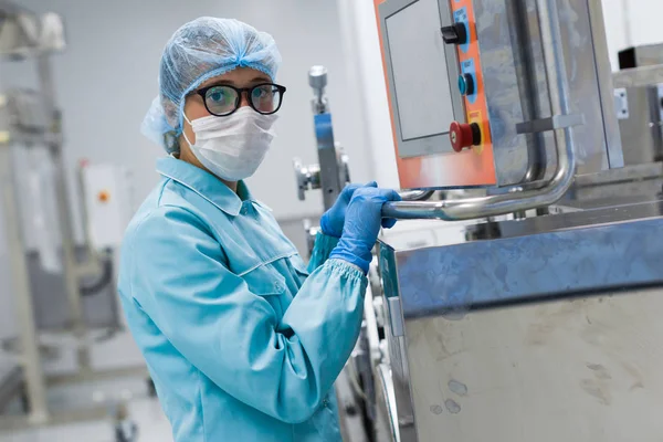 Immagine di sfondo blu, lavoratore carino facroty vicino al pannello di controllo — Foto Stock