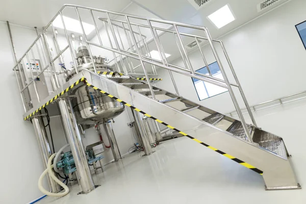 Повернутая картина стальной лестницы в медицинской лаборатории — стоковое фото