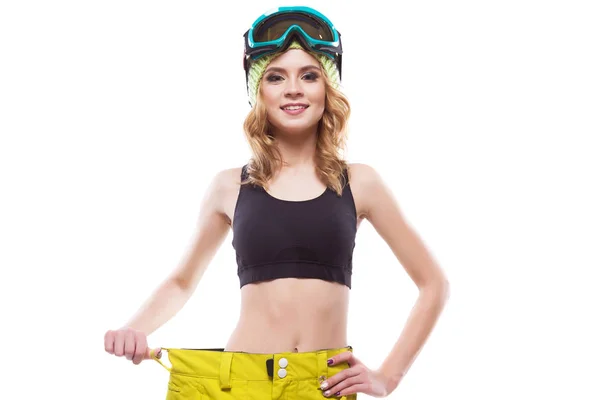 Menina em amarelo grande trousert e esqui copos — Fotografia de Stock
