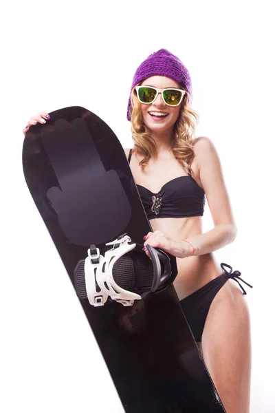 Menina slim sorridente em biquíni com snowboard — Fotografia de Stock
