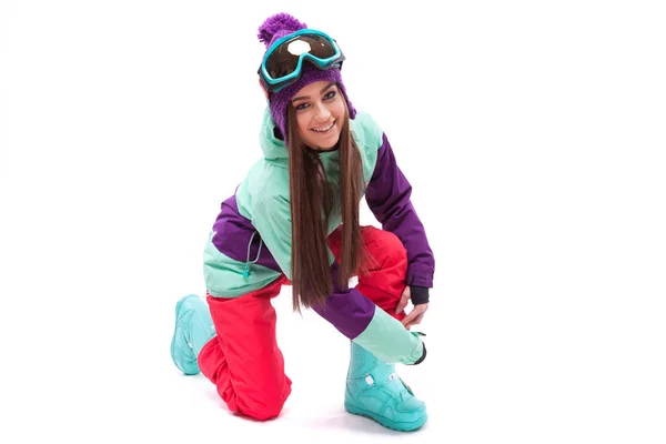 Menina de esqui bonita de pé em um joelho — Fotografia de Stock