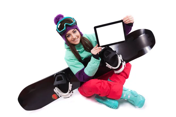 Mulher de esqui com snowboard mostrando tablet — Fotografia de Stock