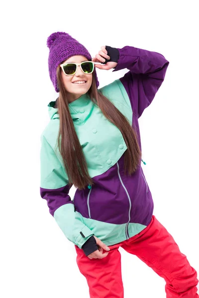 Улыбающаяся девушка в зимней спортивной куртке — стоковое фото