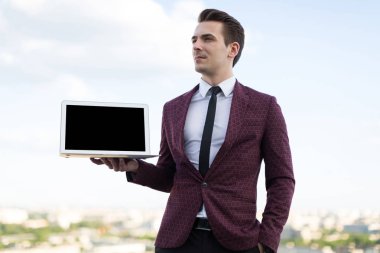 Sokakta bilgisayarla işadamı