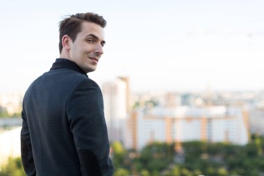 Takım elbiseli bir iş adamı.