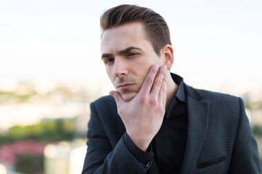 bir takım elbiseli adam