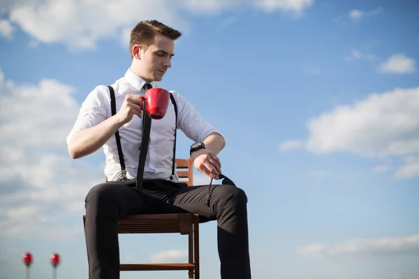 Travailleur avec une tasse de café — Photo