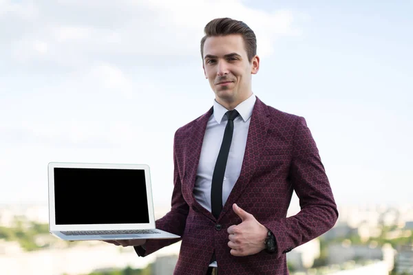 Homme avec un ordinateur à la main — Photo