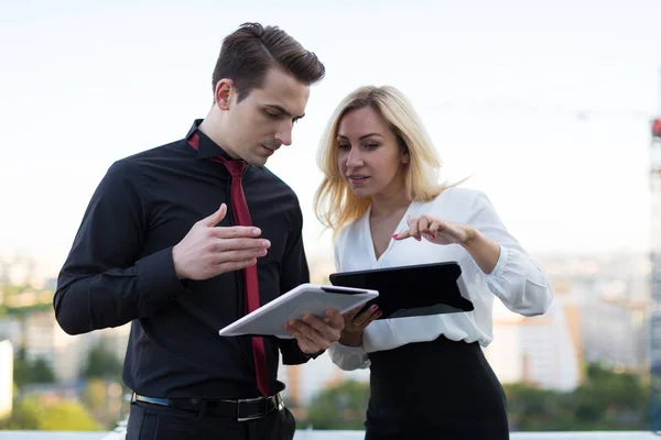 Hombre y mujer con la tableta — Foto de Stock