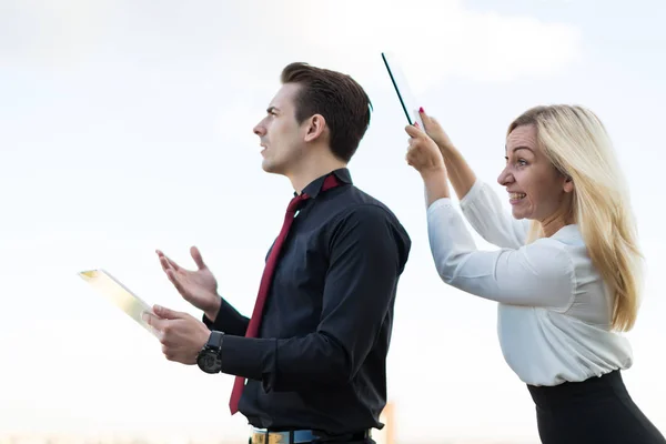 Employés de bureau avec comprimés — Photo