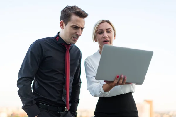 Trabalhadores discutindo um laptop — Fotografia de Stock