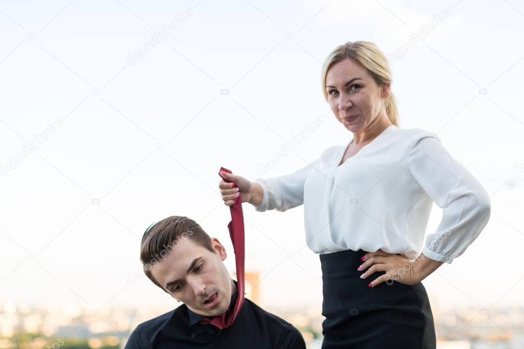 Держит за талию. Мужчина стесняется женщину. Влюбленные держатся за руки. Мужские руки обнимают. Почему парни держат.