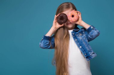 Küçük Lokmalar kızla kesik