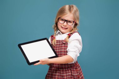 Boş tablet ile Kırmızı elbiseli kız