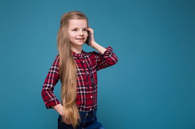 Küçük kız görüşmeler cep telefonu kesik