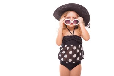 Siyah mayo, küçük sarışın kız