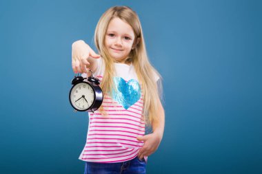 küçük kız ile çalar saat